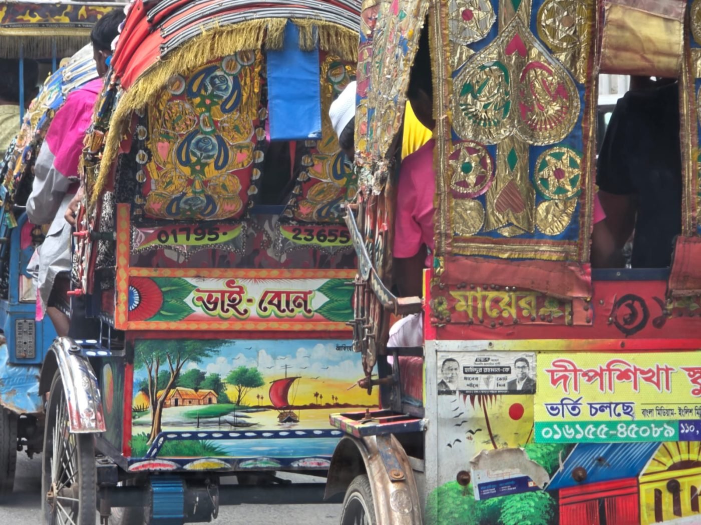ঢাকার যানজটে হাতে আঁকা রিকশার পাটাতন — সোনালি ফয়েলের কাজের নিচে আঁকা নদীর দৃশ্য